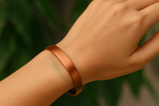 💚 למה נשאר סימן ירוק על העור אחרי ענידת תכשיטי נחושת?